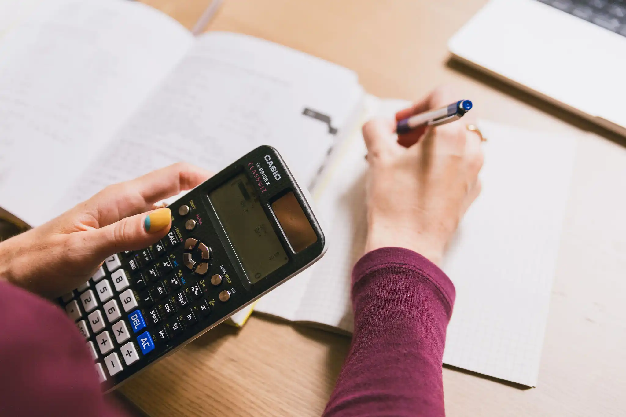 Matekfeladat megoldása Casio fx-991CE X számológéppel és jegyzetfüzettel