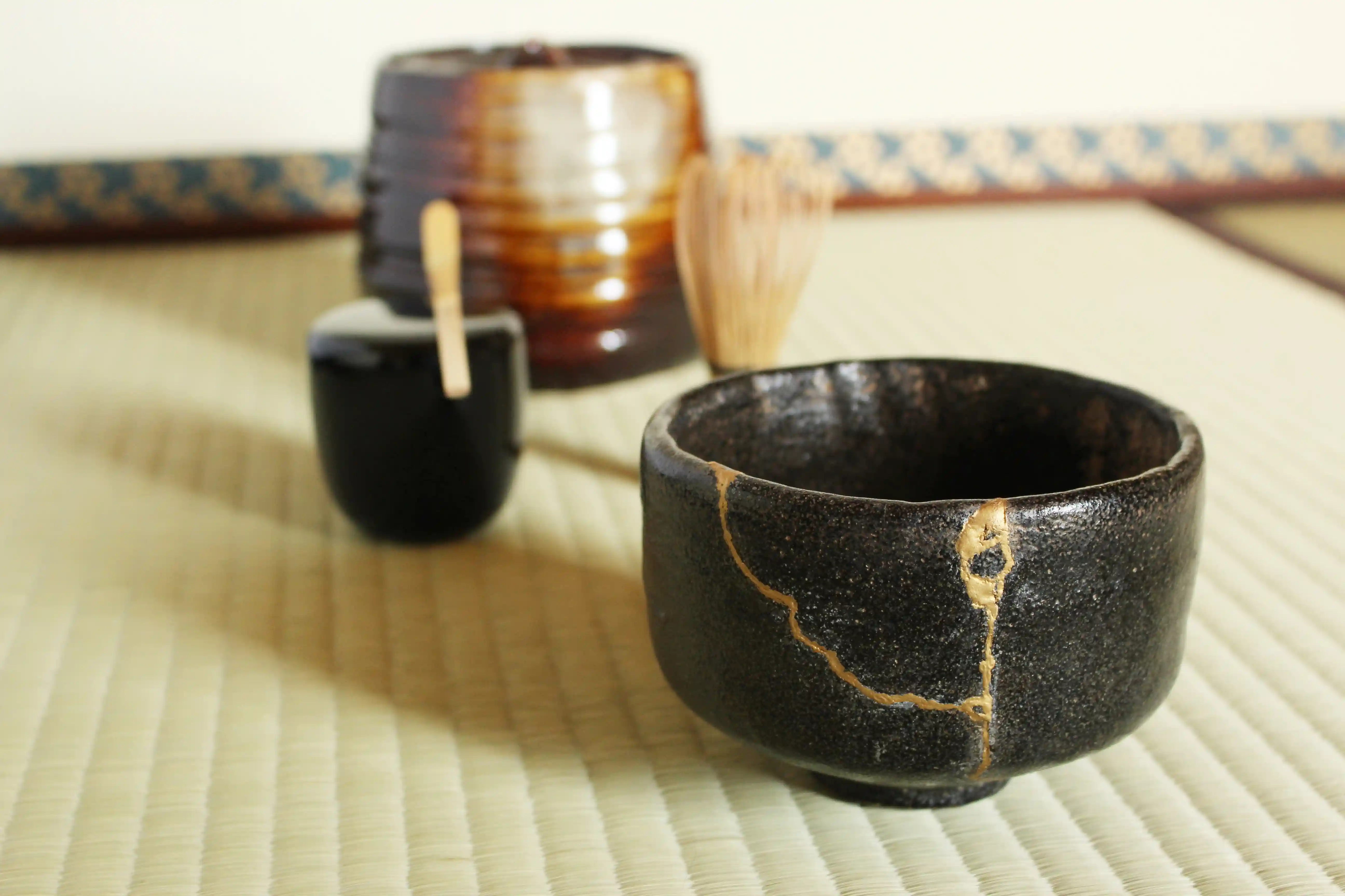 Kintsugi technikával, arannyal megjavított japán teáscsésze